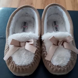 Minnetonka size 8 slippers